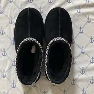 Brand new pair of Ugg Tasman Slippers in black size 6